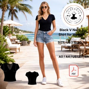 Puede incluir: Camiseta negra con cuello en V. La imagen muestra a una mujer con una camiseta negra con cuello en V y pantalones cortos de mezclilla. La camiseta es parte de un patrón de costura, con tallas de US 2 a 30, XS a 4XL. El patrón está disponible en A0, A4 y US Letter.
