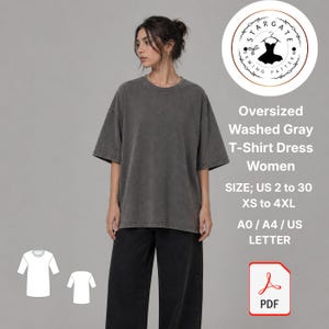 Può includere: Una donna indossa un abito a maglietta grigio slavato oversize e pantaloni neri. L'immagine include un logo con il testo "STARGATE SEWING PATTERNS" e il testo "Oversized Washed Gray T-Shirt Dress Women".