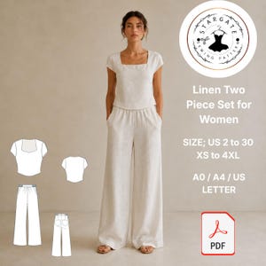 Può includere: Un completo in lino composto da un top a maniche corte con scollo quadrato e pantaloni a gamba larga. Il set è presentato in un colore beige chiaro. Sono inclusi disegni tecnici che mostrano il fronte e il retro del top e dei pantaloni.