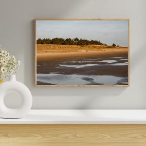 Lámina minimalista de estilo costero, paisaje de playa del Mar del Norte, reflejos en la arena mojada, fotografía de la costa danesa, decoración de pared de estilo escandinavo.