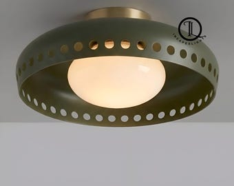 Lámpara de techo empotrada de latón estilo moderno de mediados de siglo, hecha a mano, color verde oliva, con globo de cristal, estilo italiano, pieza rara.