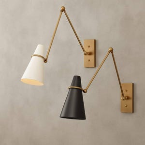 Puede incluir: Un letrero de madera rústica con la frase "Welcome to our home" en letras blancas. El letrero presenta un acabado envejecido y un diseño sencillo y acogedor, perfecto para un porche o entrada.
