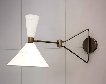 Aplique de pared italiano Sputnik de latón, de estilo moderno de mediados de siglo, con brazo ajustable – Estilo Stilnovo italiano.