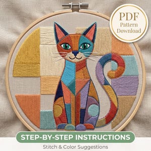 Può includere: Un telaio da ricamo contenente un disegno di gatto cucito in uno stile geometrico multicolore con sfumature di arancione, blu, viola e giallo. Il gatto ha occhi verdi e una coda arricciata. Il testo recita PDF Pattern Download e STEP-BY-STEP INSTRUCTIONS.