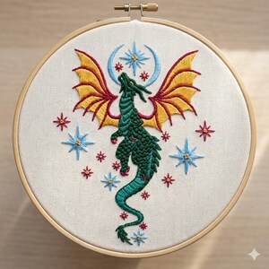Peut inclure: Broderie d'art en forme de cercle avec un dragon. Le motif présente un dragon vert avec des ailes jaunes et rouges, entouré d'étoiles bleues et rouges et d'un croissant de lune. La broderie est dans un cercle en bois.