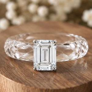 Anillo de compromiso con talla esmeralda, anillo con banda de cristal facetado, anillo nupcial minimalista, anillo de promesa hecho a mano, regalo de boda para ella.