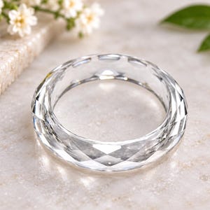 Anillo de cuarzo cristal de roca natural, banda de gema facetada de 4 mm de ancho, anillo apilable minimalista delgado, alianza de boda de cuarzo cristal.