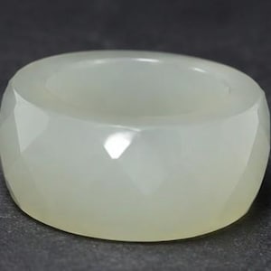 Anillo de banda facetada de piedra lunar blanca natural, anillo llamativo con gema auténtica.