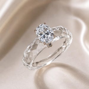 Anillo de banda de cristal facetado, anillo nupcial minimalista, anillo de promesa hecho a mano, anillo de compromiso de cristal, regalo de boda para ella.