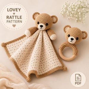 Pode incluir: Conjunto de bebé de crochê com um ursinho de pelúcia e uma chocalho a condizer. O peluche é um cobertor quadrado com cabeça e braços de urso, e o chocalho tem um anel de madeira. O conjunto é em tons de bege e creme, com o texto "LOVEY + RATTLE PATTERN".