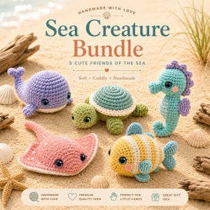 Puede incluir: Un conjunto de cinco criaturas marinas de ganchillo que incluye una ballena morada, una tortuga verde, un caballito de mar azul claro, una raya rosa y un pez a rayas amarillas y blancas. El texto dice Sea Creature Bundle 5 Cute Friends of the Sea.