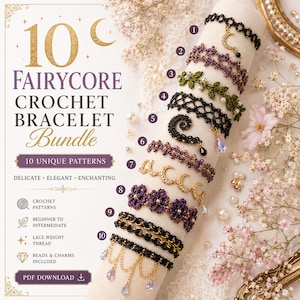 Pode incluir: Um pacote de 10 padrões de pulseiras de crochê Fairycore. A imagem mostra várias pulseiras com designs intrincados, incluindo luas crescentes, padrões florais e pingentes pendurados. O texto na imagem diz "Delicado, Elegante, Encantador."