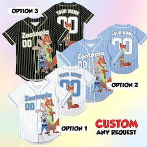 Peut inclure: Maillots de baseball avec des personnages de Zootopie. Les maillots sont disponibles en noir, blanc et bleu, avec des rayures et des motifs unis. Chaque maillot porte le mot "Zootopia" et le num&eacute;ro "00" sur le devant. Personnalisation possible au dos.