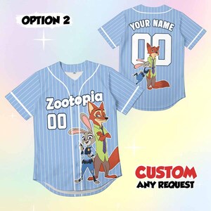 Peut inclure: Maillot de baseball bleu clair &agrave; rayures blanches, avec le mot "Zootopia" et le num&eacute;ro "00" sur le devant. Le maillot pr&eacute;sente des personnages de dessins anim&eacute;s et le texte "YOUR NAME" au dos. Le maillot est une conception personnalis&eacute;e.