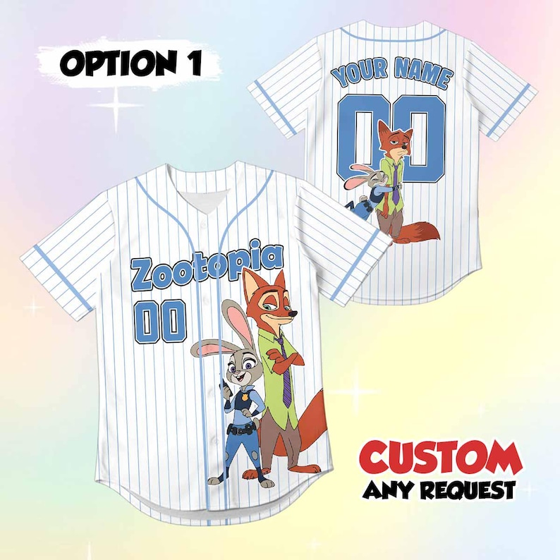 Peut inclure: Maillot de baseball blanc avec des fines rayures et des accents bleus. Il pr&eacute;sente le mot "Zootopia" et le num&eacute;ro "00" sur le devant, ainsi qu'une image de Judy Hopps et Nick Wilde. Le dos du maillot porte le texte "YOUR NAME" et le num&eacute;ro "00".