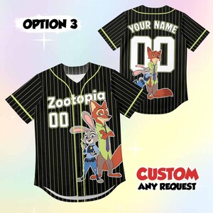 Peut inclure: Maillot de baseball noir &agrave; rayures blanches et liser&eacute;s verts. Le devant affiche "Zootopia" et le num&eacute;ro "00" avec des personnages de dessins anim&eacute;s. Le dos porte "YOUR NAME" et le num&eacute;ro "00". Le texte "CUSTOM ANY REQUEST" est en bas.