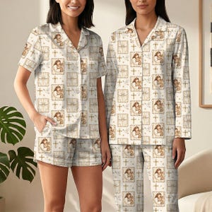 Może przedstawiać: Biały zestaw piżam z powtarzającym się wzorem kobiety trzymającej misia, krzyże i gołębie. Zestaw zawiera koszulę z kr&oacute;tkim rękawem zapinaną na guziki i szorty. Drugi zestaw zawiera koszulę z długim rękawem zapinaną na guziki i spodnie.