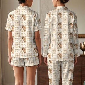 Może przedstawiać: Biały ceramiczny kubek z czarnym uchwytem i napisem "But First, Coffee" w stylu odręcznym. Kubek stoi na białej powierzchni. Kubek ma około 10 cm wysokości.