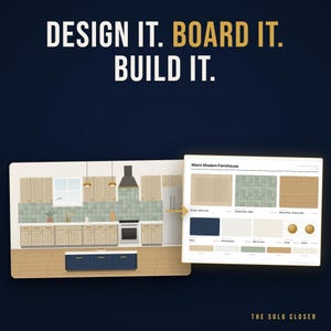 以下が含まれることがあります： DESIGN IT. BOARD IT. BUILD IT. と題されたデジタルデザインボード。明るい木目のキャビネット、セージグリーンのタイル、ネイビーのアイランドを備えたキッチンのイラストと、THE SOLO CLOSERによるWarm Modern Farmhouseの素材パレットカードが表示されています。