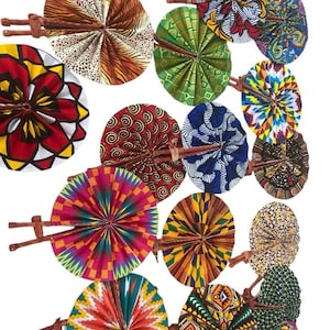 Puede incluir: Una colección de abanicos de mano coloridos y estampados. Los abanicos presentan varios diseños, incluyendo estampados de animales, formas geométricas y patrones florales. Cada abanico tiene un mango de madera. Los abanicos se muestran sobre un fondo blanco.