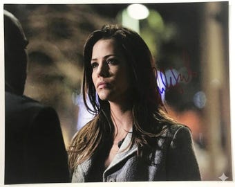 Foto brilhante 8x10 autografada por Julie Gonzalo da série "Dallas", com certificado de autenticidade incluso.