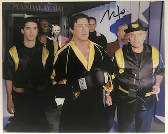 Foto brilhante 8x10 autografada por Vito Ventimiglia em "Rocky Balboa", com certificado de autenticidade incluso.