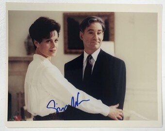 Foto brilhante 8x10 autografada por Sigourney Weaver do filme "Dave", com certificado de autenticidade incluso.