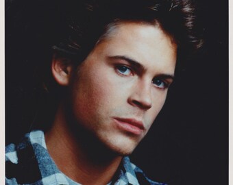 Foto brilhante autografada de Rob Lowe, 20x25 cm (8x10 polegadas), com certificado de autenticidade incluso.