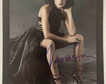 Fotografía brillante de 8x10 pulgadas autografiada por Naomie Harris de "James Bond", con certificado de autenticidad incluido.