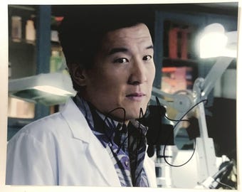 Fotografía brillante de 8x10 pulgadas autografiada por Brian Yang de "Hawaii 5-0", con certificado de autenticidad incluido.