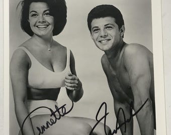 Foto brilhante 8x10 autografada por Annette Funicello e Frankie Avalon do jogo "Beach Blanket Bingo", com certificado de autenticidade incluso.