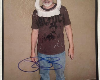 Fotografía brillante de 8x10 autografiada por Rick Baker, con certificado de autenticidad incluido.