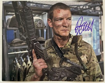 Fotografía brillante de 8x10 pulgadas autografiada por Philip Winchester de "Strike Back", con certificado de autenticidad incluido.