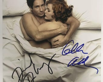 Fotografía brillante de 8x10 pulgadas autografiada por David Duchovny y Gillian Anderson de "The X-Files", con certificado de autenticidad incluido.
