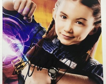 Foto brilhante 8x10 autografada por Rowan Blanchard do filme "Pequenos Espiões" (Spy Kids), com certificado de autenticidade incluso.