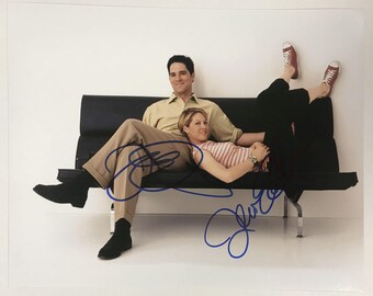 Foto brilhante 8x10 autografada por Jenna Elfman e Thomas Gibson do filme "Dharma & Greg", com certificado de autenticidade incluso.