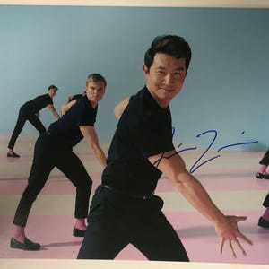シム・リウ直筆サイン入り映画「バービー・ムービー」光沢8x10インチ写真、鑑定書付き