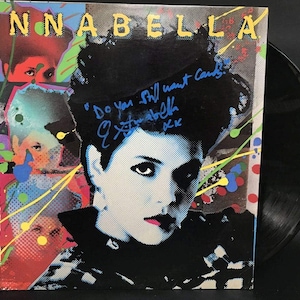 Puede incluir: Álbum de vinilo Annabella War Boys. La portada presenta un retrato de una mujer al estilo pop art con el texto "Do you still want candy?" y la firma del artista. El disco es negro.