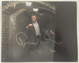 Fotografía brillante de 8x10 pulgadas autografiada por Daniel Craig como James Bond, con certificado de autenticidad incluido.