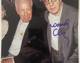 Fotografía brillante de 8x10 autografiada por Woody Allen junto a Joe DiMaggio, con certificado de autenticidad incluido.
