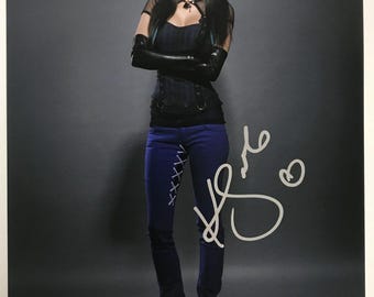 Fotografía brillante de 8x10 pulgadas autografiada por Ksenio Solo de "Lost Girl", con certificado de autenticidad incluido.