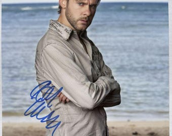 Fotografía brillante de 8x10 autografiada por Dominic Monaghan, con certificado de autenticidad incluido.