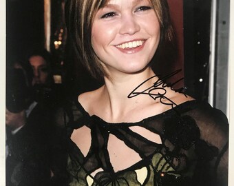 Foto brilhante autografada de Julia Stiles, 20x25 cm (8x10 polegadas), com certificado de autenticidade incluso.