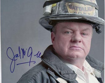 Fotografía brillante de 8 x 10 de Rescue Me autografiada por Jack McGee, certificado de autenticidad incluido