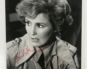 Foto vintage autografada de Claudette Nevins, em papel brilhante, tamanho 7x9, com certificado de autenticidade incluso.