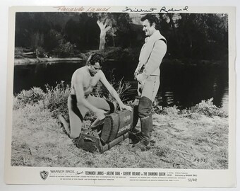 Foto brilhante 8x10 autografada por Gilbert Roland e Fernando Lamas, intitulada "A Rainha dos Diamantes", com certificado de autenticidade incluso.