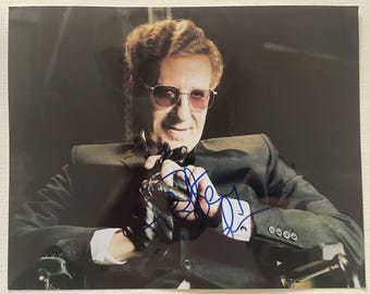 Fotografía brillante de 8x10 pulgadas autografiada por Geoffrey Rush en "Peter Sellers", con certificado de autenticidad incluido.