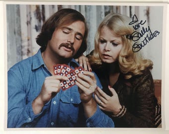Foto brilhante 8x10 autografada por Sally Struthers da série "All in the Family", com certificado de autenticidade incluso.