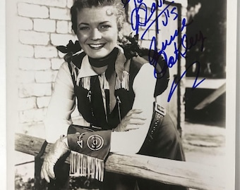 Foto brilhante 8x10 autografada por Gail Davis da personagem "Annie Oakley", com certificado de autenticidade incluso.