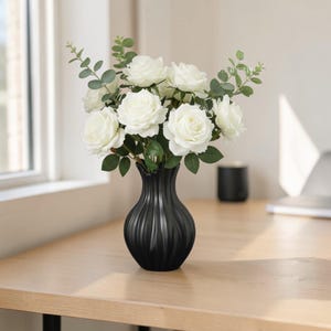 Jarrón de cerámica acanalada, jarrón bohemio, maceta: acento decorativo para el hogar en tonos neutros y negros.